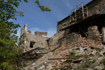 Hrad Hartenberk - severní sesutá stěna paláce (© Pavel Jarý, 04/2012)