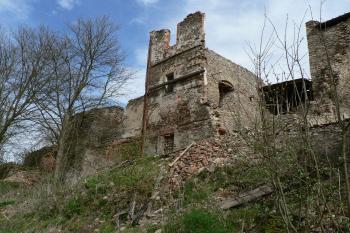 Hrad Hartenberk - severní sesutá stěna paláce (© Pavel Jarý, 04/2012)