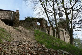 Hrad Hartenberk - uprostřed obrázku bašta  (© Pavel Jarý, 04/2012)