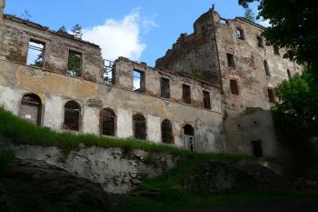 Hrad Hartenberk - spojovací křídlo a palác od jihu (© Pavel Jarý, 05/2012)