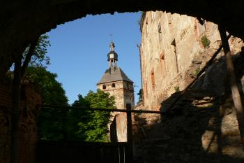 Hrad Hartenberk - pohled od nádvoří přes bránu (© Pavel Jarý, 05/2012)