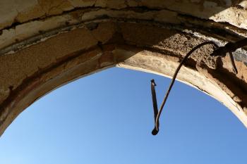 Hrad Hartenberk - lomený oblouk okna bývalé kaple (© Pavel Jarý, 05/2012)