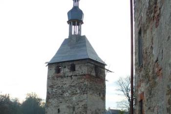 pohled na bergfrit od paláce (© zdeněk komínek, 10/2008)