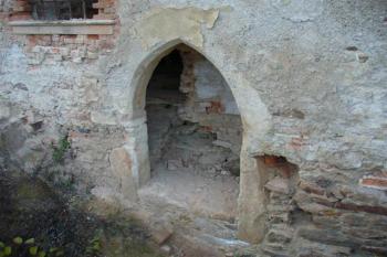 gotický portál v jížní stěně paláce (© zdeněk komínek, 10/2008)