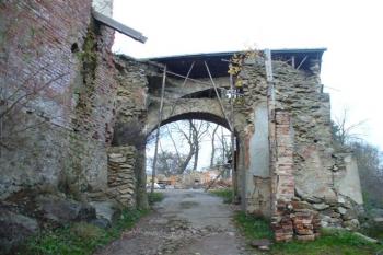 vstupní brána do hradu (© zdeněk komínek, 10/2008)