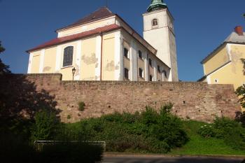 hradbební zeď a zbytek věže nad fortnou ( © Milan Caha 08/2008)