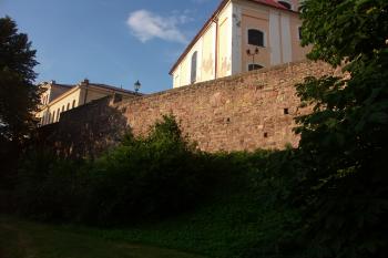 hradební zeď na západě městského jádra ( © Milan Caha 08/2008)