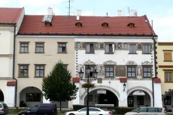 celkový pohled na hlavní průčelí regentského domu ( © Jan P. Štěpánek 08/2008)