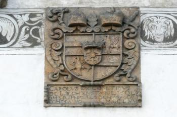 erb olomouckého biskupa Karla z Liechtenštejna s datováním 1666 na průčelí ( © Jan P. Štěpánek 08/2008)