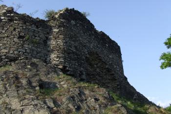 Skála s kusem hradu (© MaReK Olšavský, 05/2009)