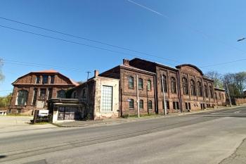 Celkový pohled na památkově chráněné budovy bývalého dolu Trojice od cesty (© Jan P. Štěpánek 05/2020)