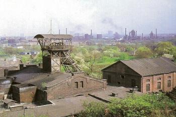 pohled na těžní věže dolu trojice v polovině 20. století ( © B. Navrátil: Zmizelá Morava a Slezsko - Ostrava, Praha 2007)