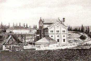 jedna z historických budov dolu Trojice ( © B. Navrátil: Zmizelá Morava a Slezsko - Ostrava, Praha 2007)
