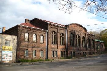 budova dolu Trojice z režného zdiva při Těšínské ulici ( © Jan P. Štěpánek 11/2008)