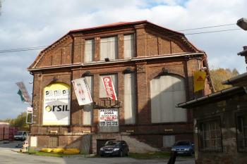 štít jedné z provozních budov šachty Trojice ( © Jan P. Štěpánek 11/2008)