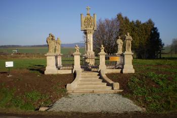 Pilíř s reliéfem Čtrnácti sv. pomocníků se sochami svatých po rekonstrukci ( © Petr Novák 09/2012)