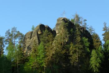 Pohled na hrad z údolí (© Kryštof Čermák, 05/2018)