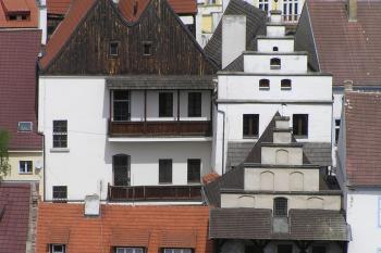 vlevo renesanční dům čp. 25 a vedle pozdně gotický čp. 24 (© Karel Husák, 05/2010)