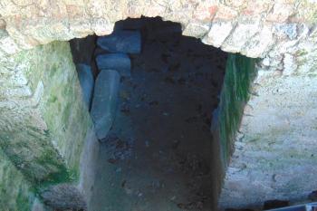 Vstup do sklepení na záp. straně (© Dušan Dohňanský  11/2023)