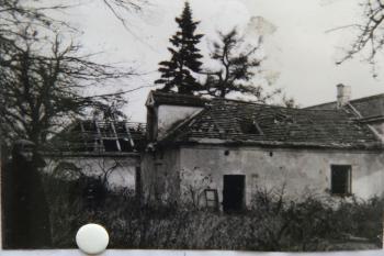 Zámeček asi ze strany myslivny před rokem 1956 (© Petr Nožička12/2008)