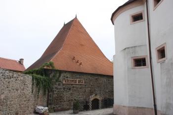 Severovýchodní nároží opevnění: vpravo bašta hlavní, vlevo parkánové hradby ( © Ivan Grisa 05/2011)