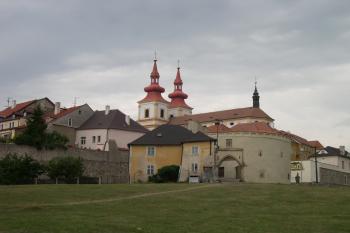 Barbakán někdejší Pražské brány přes plochu vybouraného Starého města (© Ivan Grisa, 09/2004)