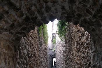 Průhled Katovskou fortnou do Katovské uličky, údajně nejužší v Čechách (© Ivan Grisa, 09/2004)