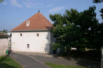Vnitřní strana parkánové bašty na severovýchodě opevnění (© Ivan Grisa, 09/2004)