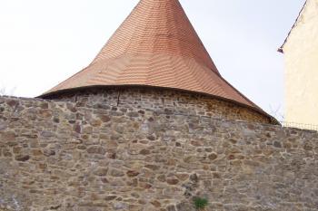 hradba třetího pásu hradeb (© Karel Husák, 04/2005)