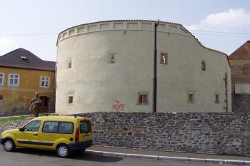 barbakán od východu (© Karel Husák, 04/2005)
