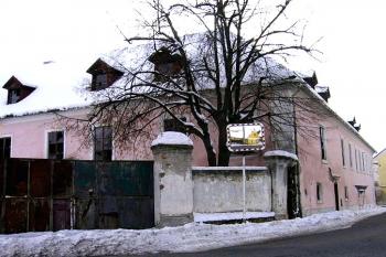 Pohled na zámek z náměstí ( © Pavel Vítek 01/2006)