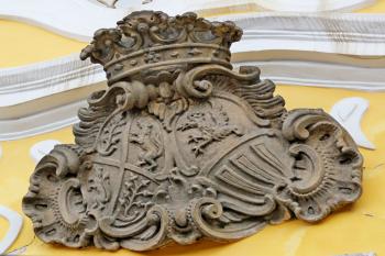 alianční erb fundátorky kláštera nad portálem kostela (© Pavel Zany Komárek 4. 8. 2012)