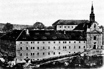 pohled od severozápadu po roce 1900 (© Jaroslav Pachner: Konvent a špitál alžbětinek u kostela svaté Alžběty a Svaté rodiny v Kadani, Památky, příroda, život 2007/3, Oblastní muzeum v Chomutově, Chomutov 2007)