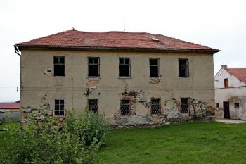 značně zdevastovaná hospodářská budova čp 2 (© Pavel Zany Komárek 4. 8. 2012)