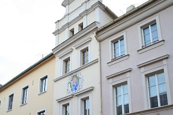 Hlavní průčelí od severovýchodu (© Ivan Grisa, 11/2008)
