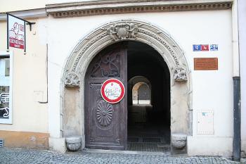 Průhled průjezdem do dvora k domu Dvojče (© Ivan Grisa, 11/2008)