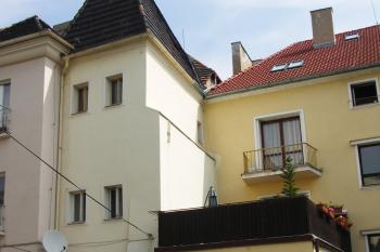 úzké prúčelí do dvora (© Karel Husák, 05/2009)