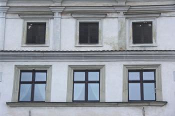 renesanční okna druhého patra a část atiky (© Karel Husák, 12/2008)