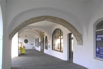 loubí s boční arkádou (© Karel Husák, 06/2007)