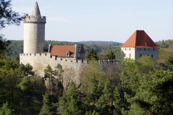 Hrad od jihu (© Lukáš Pechánek, 04/2012)