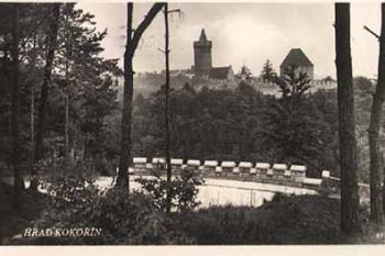 historické pohlednice po r. 1918 (stav po puristické dostavbě) (© anon.)
