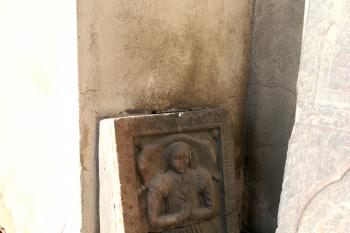 Dětský mramorový náhrobník z roku 1594 ( © Iva Spurná 24.2.2008)
