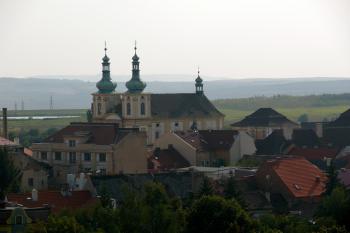 pohled na kostel z věže secesního  kostela Církve čs. husitské (© fotohad.cz, 08/2008)