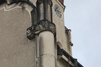 Výzdoba jihozápadního rohu lodi s výjevem pelikána jako symbolu obětavosti ( © Ivan Grisa 01/2011)