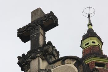 Vrchol západního štítu a helmice věže ( © Ivan Grisa 01/2011)