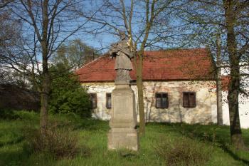 socha sv. Jana Nepomuckého na návsi v bývalé obci Malá Dobrá ( © Milan Caha 04/2008)