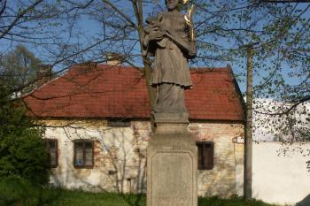 socha sv. Jana Nepomuckého na návsi v bývalé obci Malá Dobrá ( © Milan Caha 04/2008)