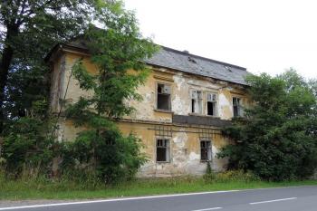 uliční průčelí zámku  ( © Jan P. Štěpánek 07/2014)