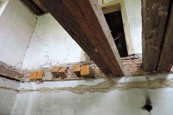 dřevěné nosné trámy si kdosi postupně odnáší na podpal ( © Jan P. Štěpánek 07/2014)