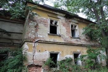 boční fronta zámku ( © Jan P. Štěpánek 07/2014)